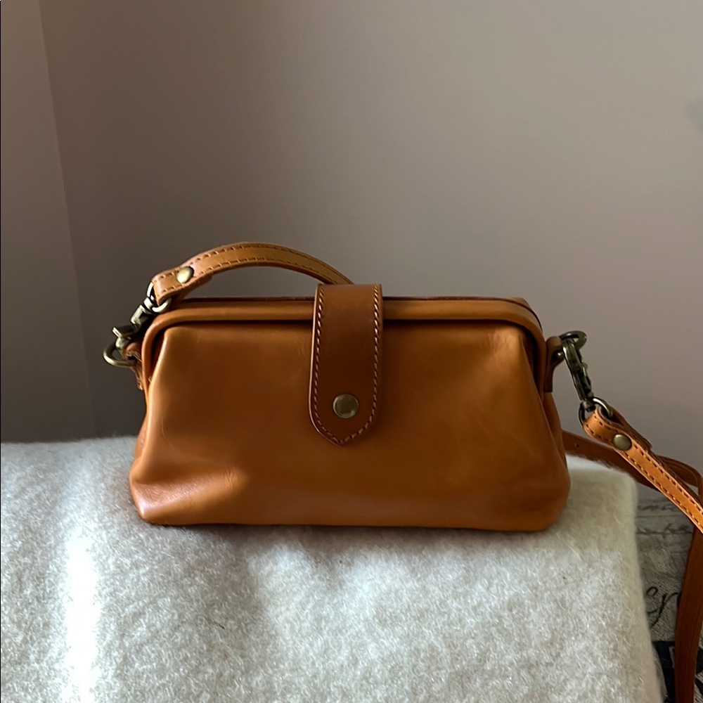 Leather Crossbody Bag in Tan - Classic Everyday Style
